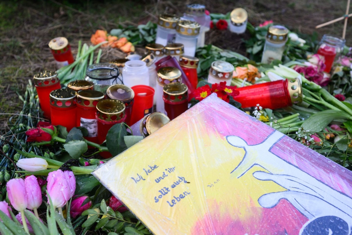 Blumen und Kerzen erinnern in Wunstorf-Blumenau nahe Hannover an den ermordeten 14-jährigen Jungen.