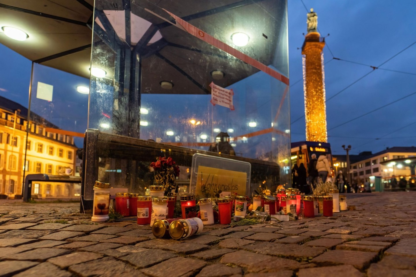 Kerzen und Blumen im November 2023 in Darmstadt zur Erinnerung an einen Obdachlosen, der dort wenige Tage zuvor getötet worden war.