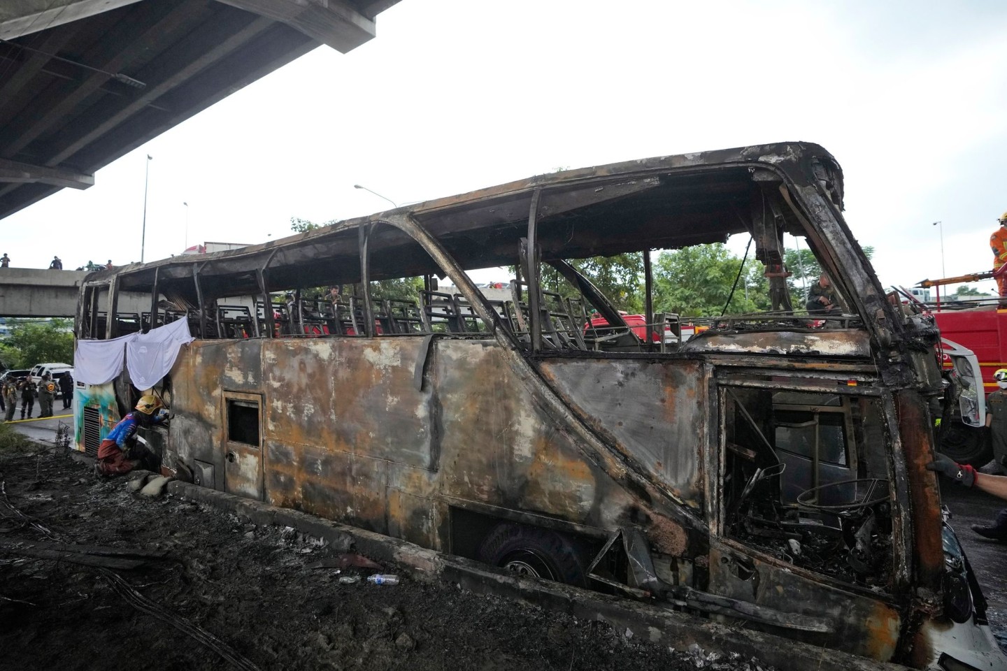 Der Bus, der mit Gas betrieben gewesen sein soll, brannte lichterloh.