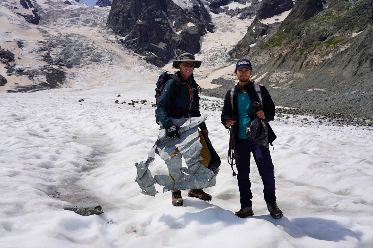 Beim Müllsammeln auf dem Gletscher kommen auch Metallteile von alten Messstationen zm Vorschein.