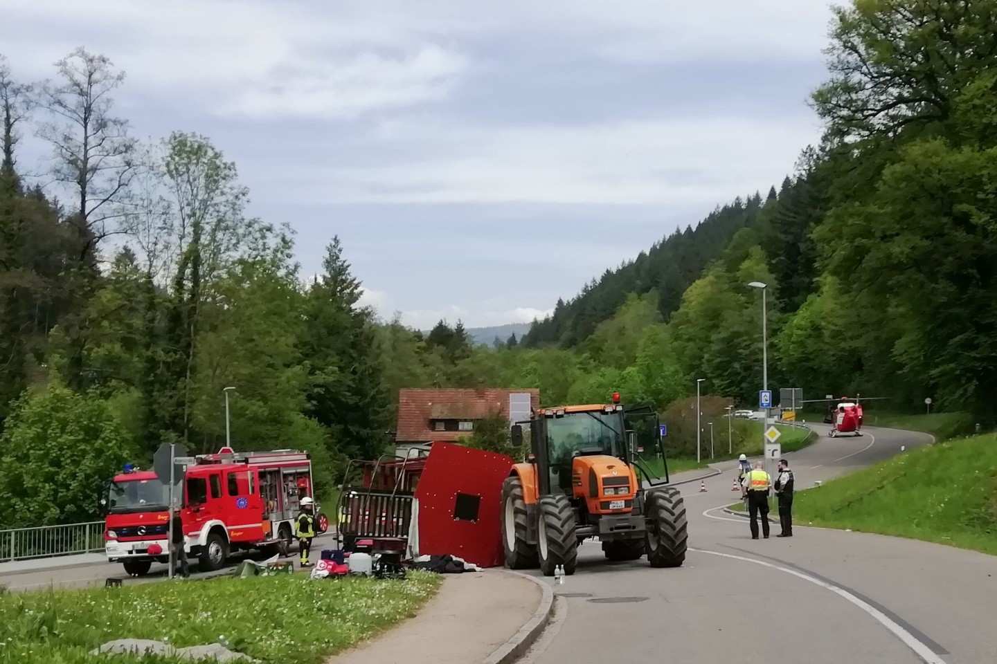 Unfall mit Maiwagen: Rettungskräfte neben dem umgestürzten Maiwagen in Kandern.