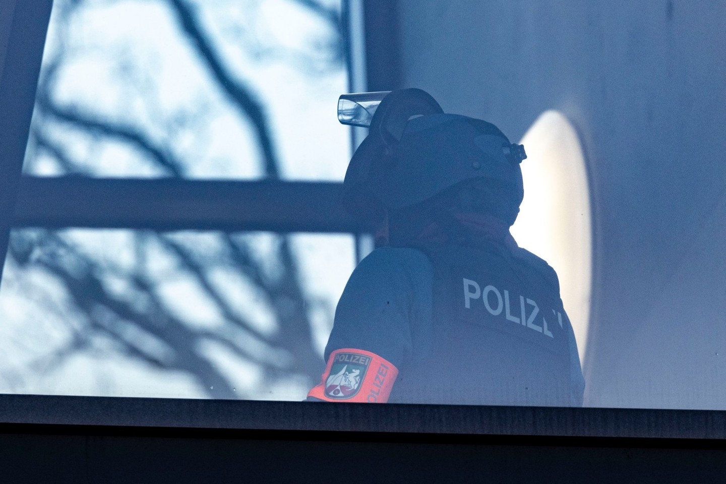 Ein Beamter eines Spezialeinsatzkommandos in der Schule in Wuppertal.