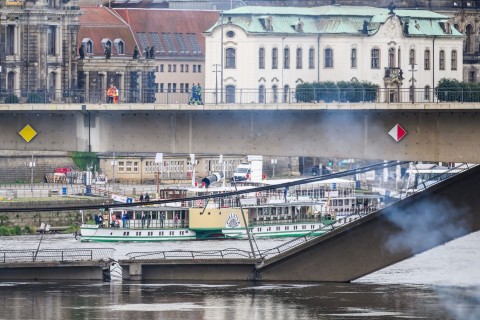 Arbeiten nach Brückeneinsturz - Elbe-Hochwasser droht