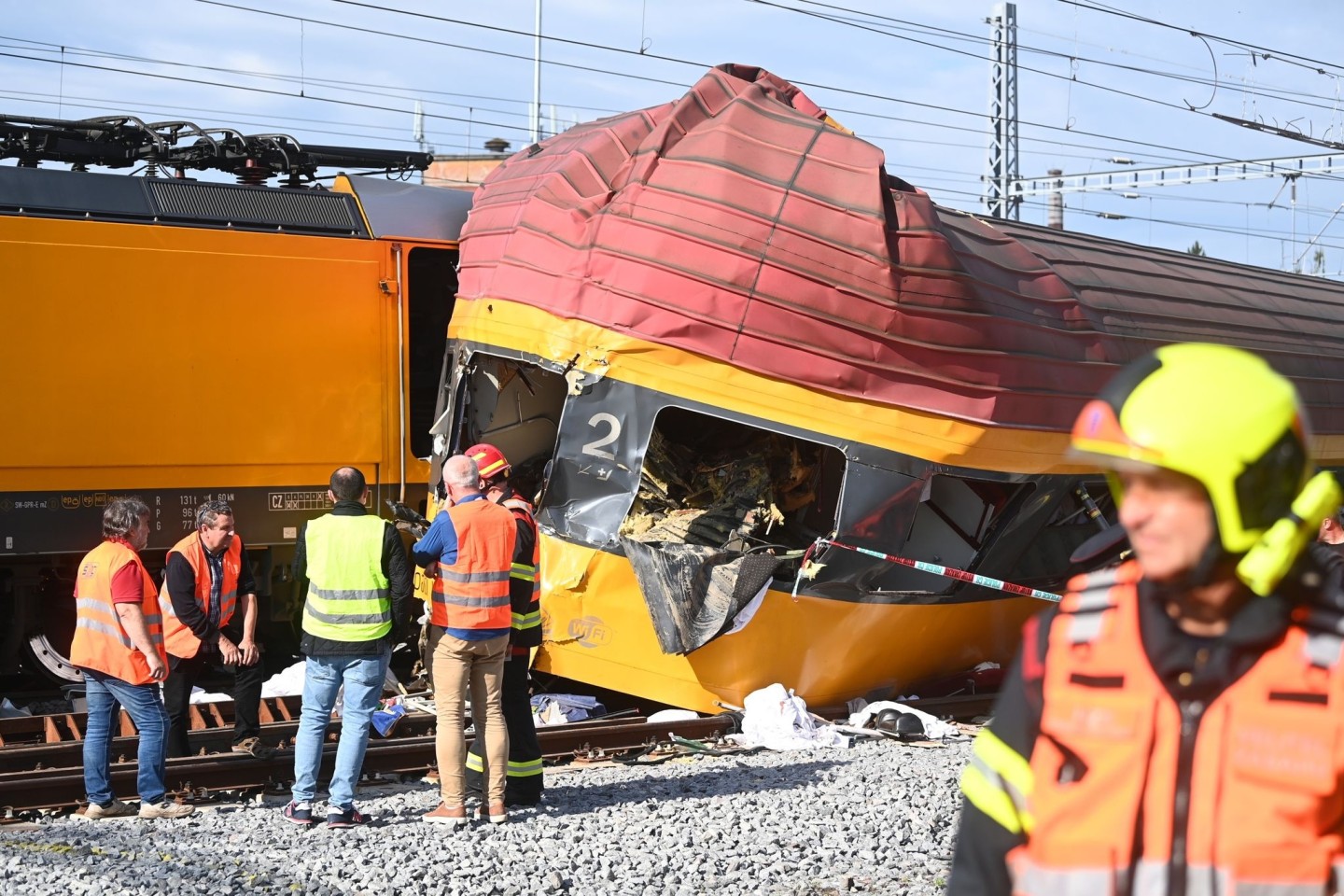 Rettungskräfte arbeiten am 6. Juni an der Unfallstelle nach dem Zusammenstoß zweier Züge in Pardubice.