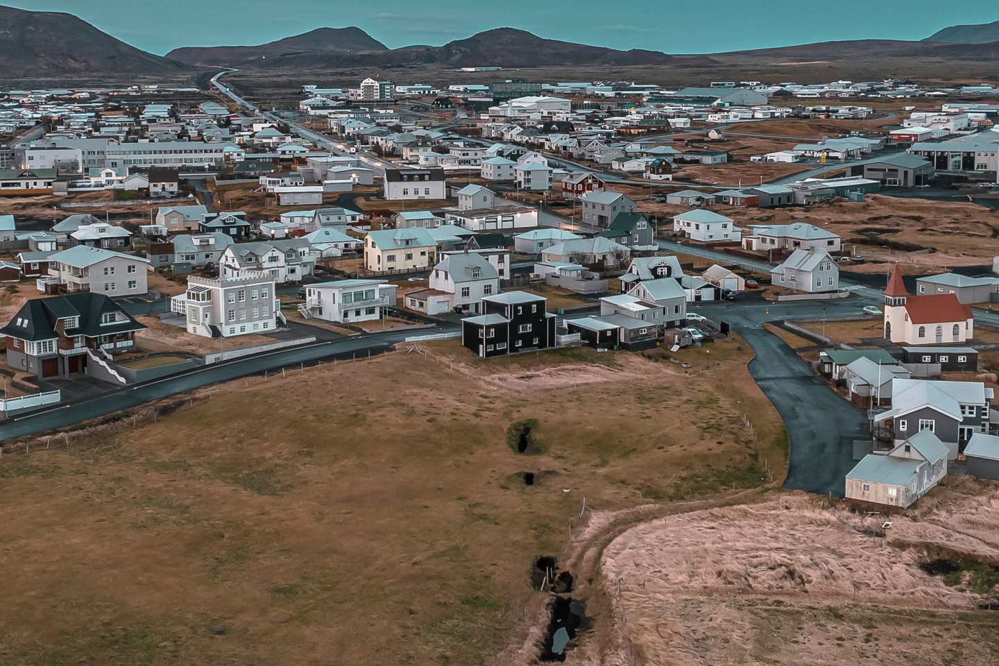 Die Stadt Grindavik. Der Wetterdienst in Island hält einen Ausbruch von flüssigem Gestein aus dem seit Wochen aktiven Magma-Tunnel im Südwesten des Landes in den kommenden Tage für wahrs...