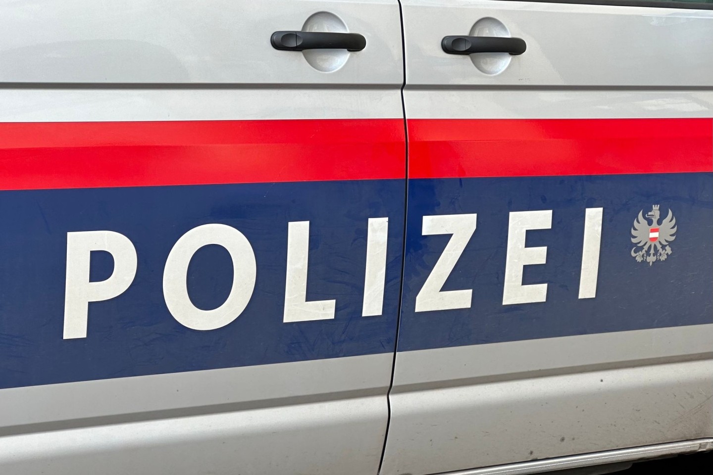 Der Schriftzug «Polizei» auf einem Einsatzfahrzeug in Österreich (Symbolbild).