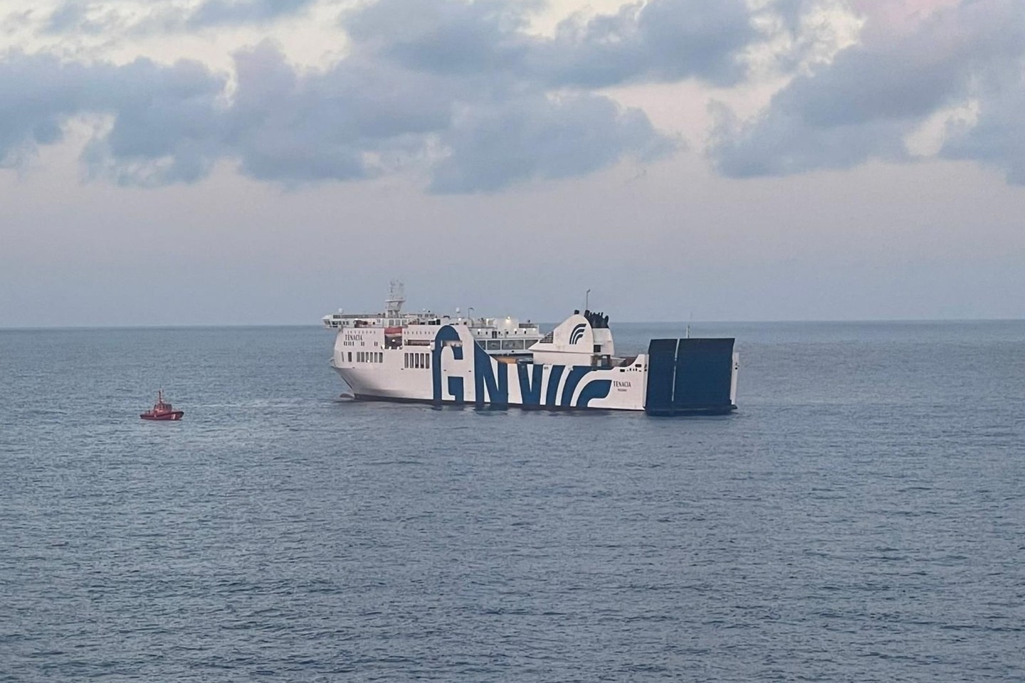 Eigentlich dauert die Überfahrt vom spanischen Festland nach Mallorca nur gut sieben Stunden. Die Passagiere der in Brand geratenen Fähre «Tenacia» aber waren 24 Stunden unterwegs. Und k...