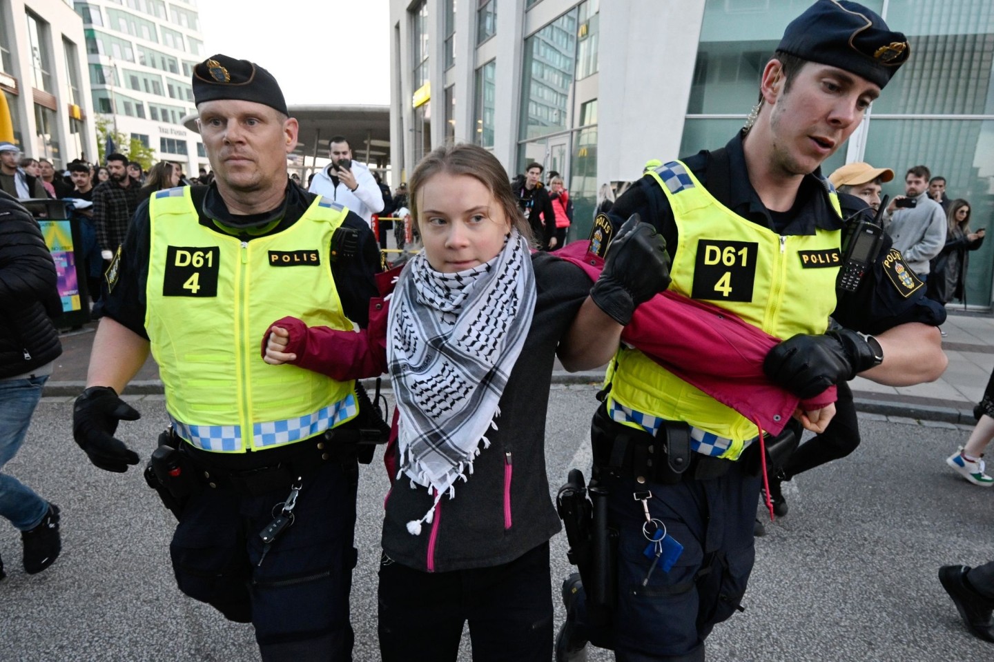 Polizisten führten Klimaaktivistin Greta Thunberg vom Platz vor der Arena ab.