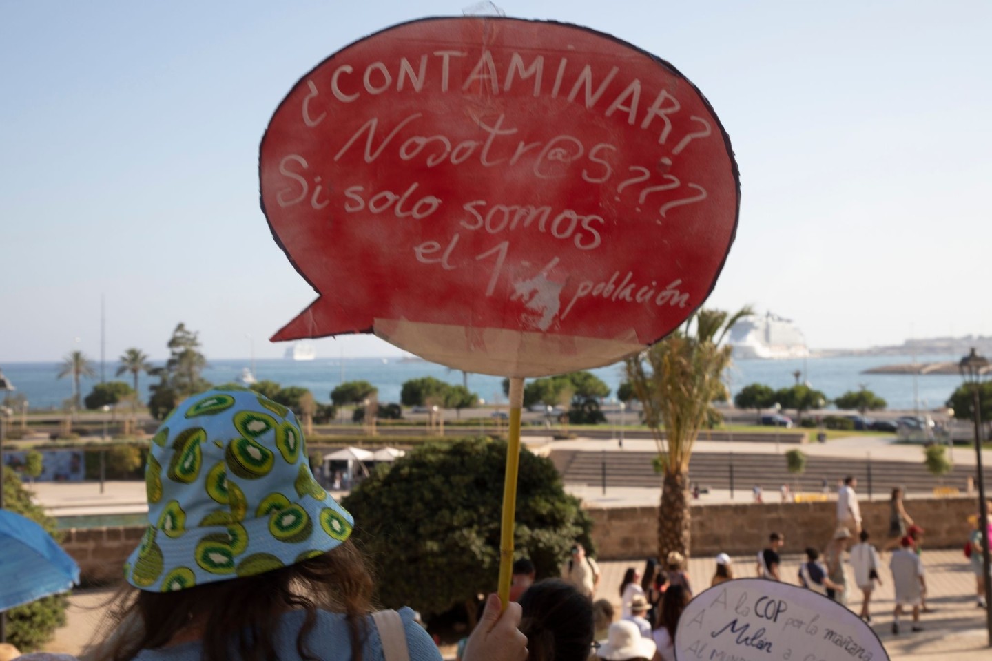 Einheimische auf Mallorca halten ein Schild, auf dem steht: «Verschmutzen? Wir??? Wo wir nur 1,2 (Millionen) Einwohner sind.»