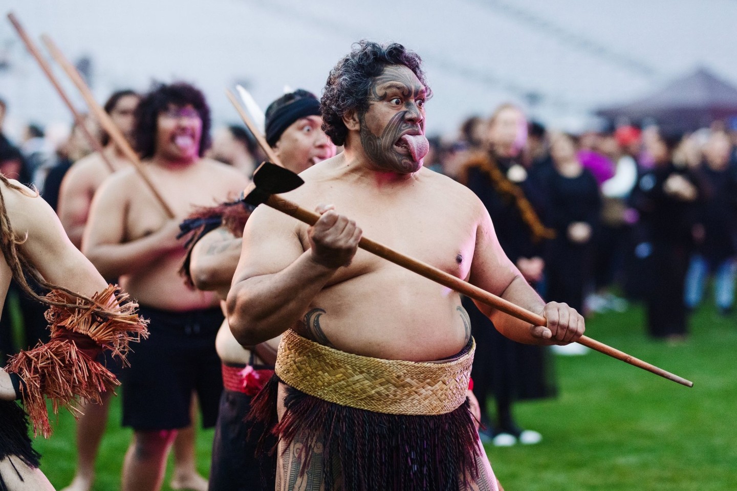 Bei dem Maori-Ritual spielen Mimik, Gestik und die Zunge eine große Rolle.