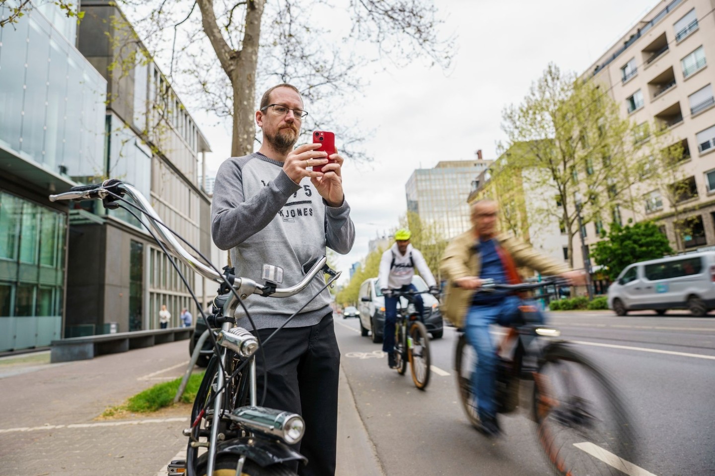 Falko Görres (Die Partei), Fahrradaktivist und Stadtverordneter im Frankfurter Römer zeigt Falschparker, insbesondere auf Fahrradwegen, an.