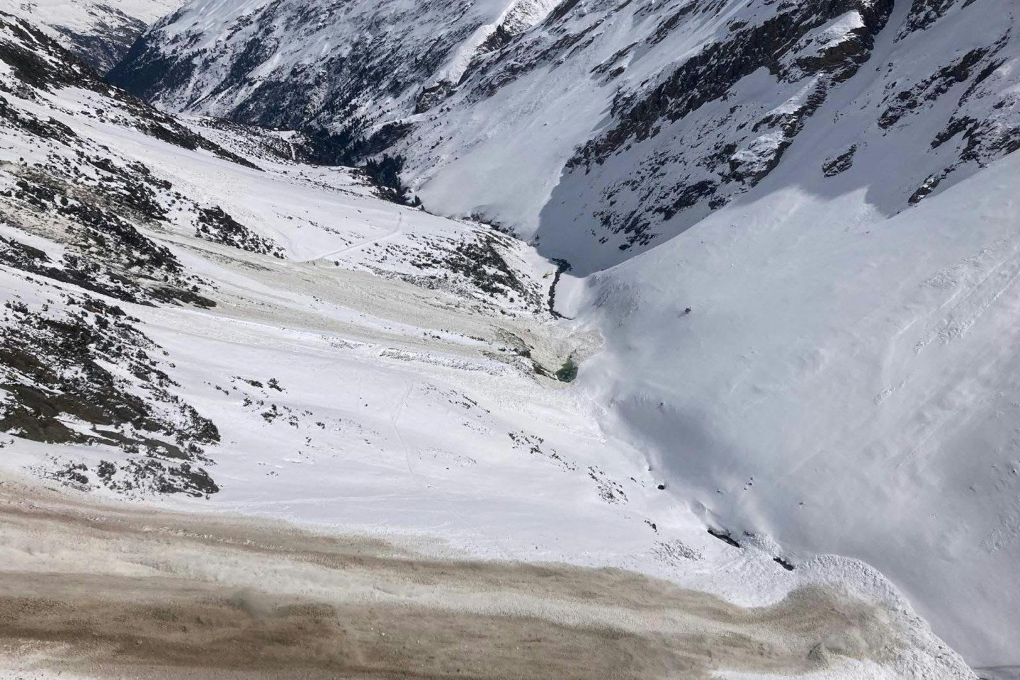 Bei einem Lawinenabgang in den Ötztaler Alpen in Österreich sind drei Wintersportler aus den Niederlanden ums Leben gekommen.