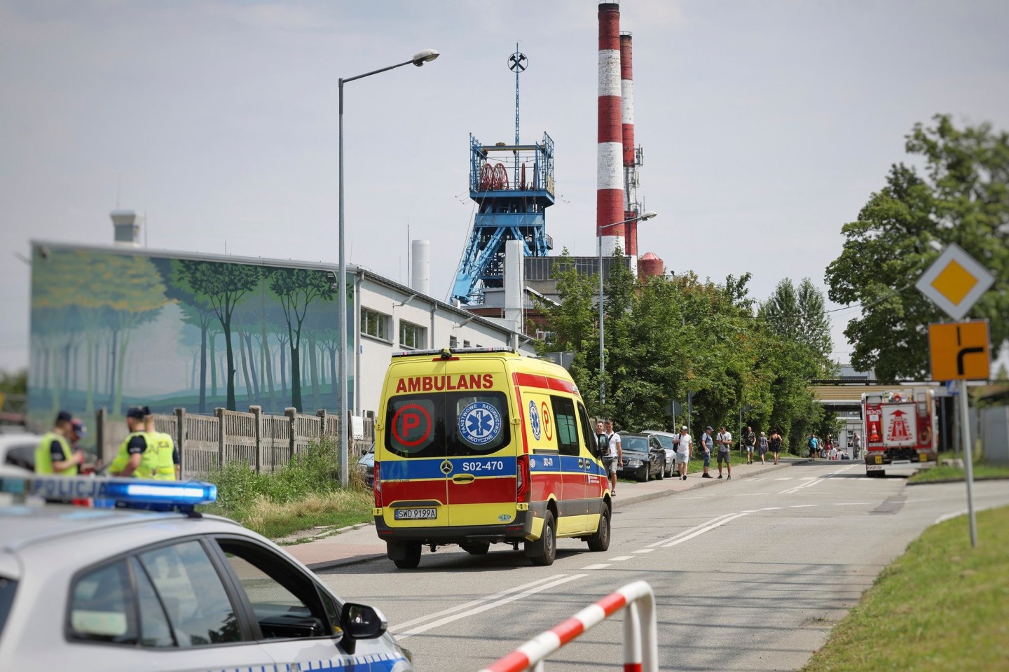 Ein Krankenwagen fährt in das Kohlebergwerk Rydultowy, wo bei einem Grubenunglück ein Bergmann getötet und mindestens 17 weitere verletzt wurden. 