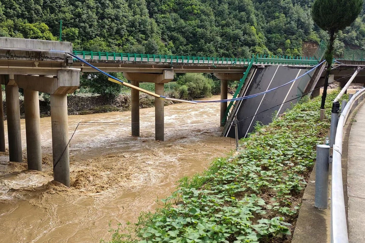 In China stürzt eine Brücke ein - es gibt viele Opfer. (Foto aktuell)