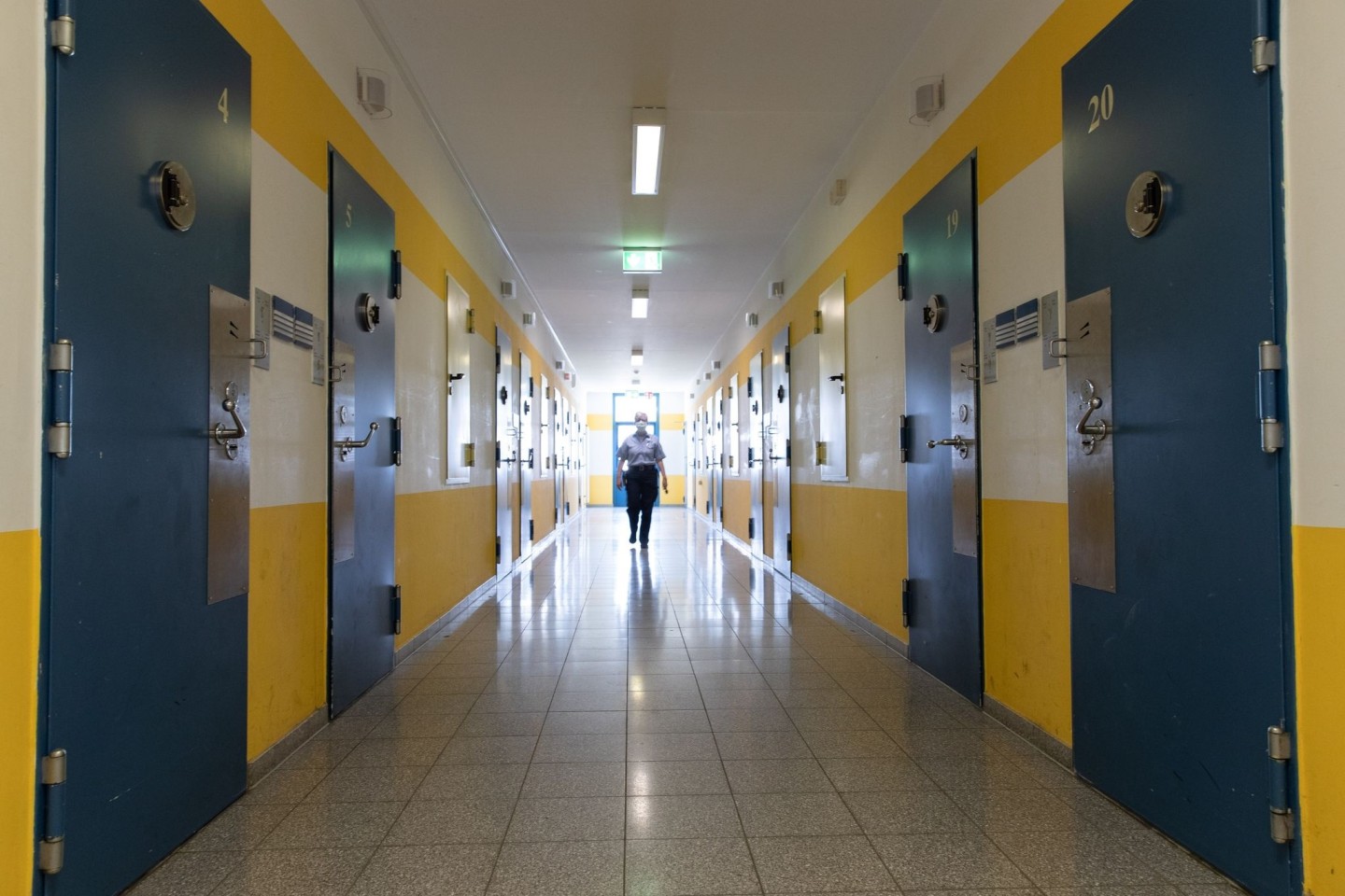 Eine Justizbeamtin geht durch einen Gefangenentrakt in der Justizvollzugsanstalt Herford. Ein 17-Jähriger, der Anfang 2023 in Ibbenbüren eine Lehrerin getötet haben soll, ist dort tot auf...