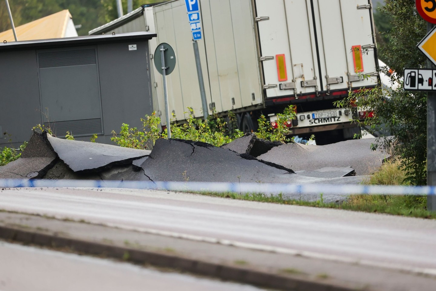 Nach einem Erdrutsch ist die Autobahn E6 bei Stenungsund in beiden Richtungen gesperrt ist.