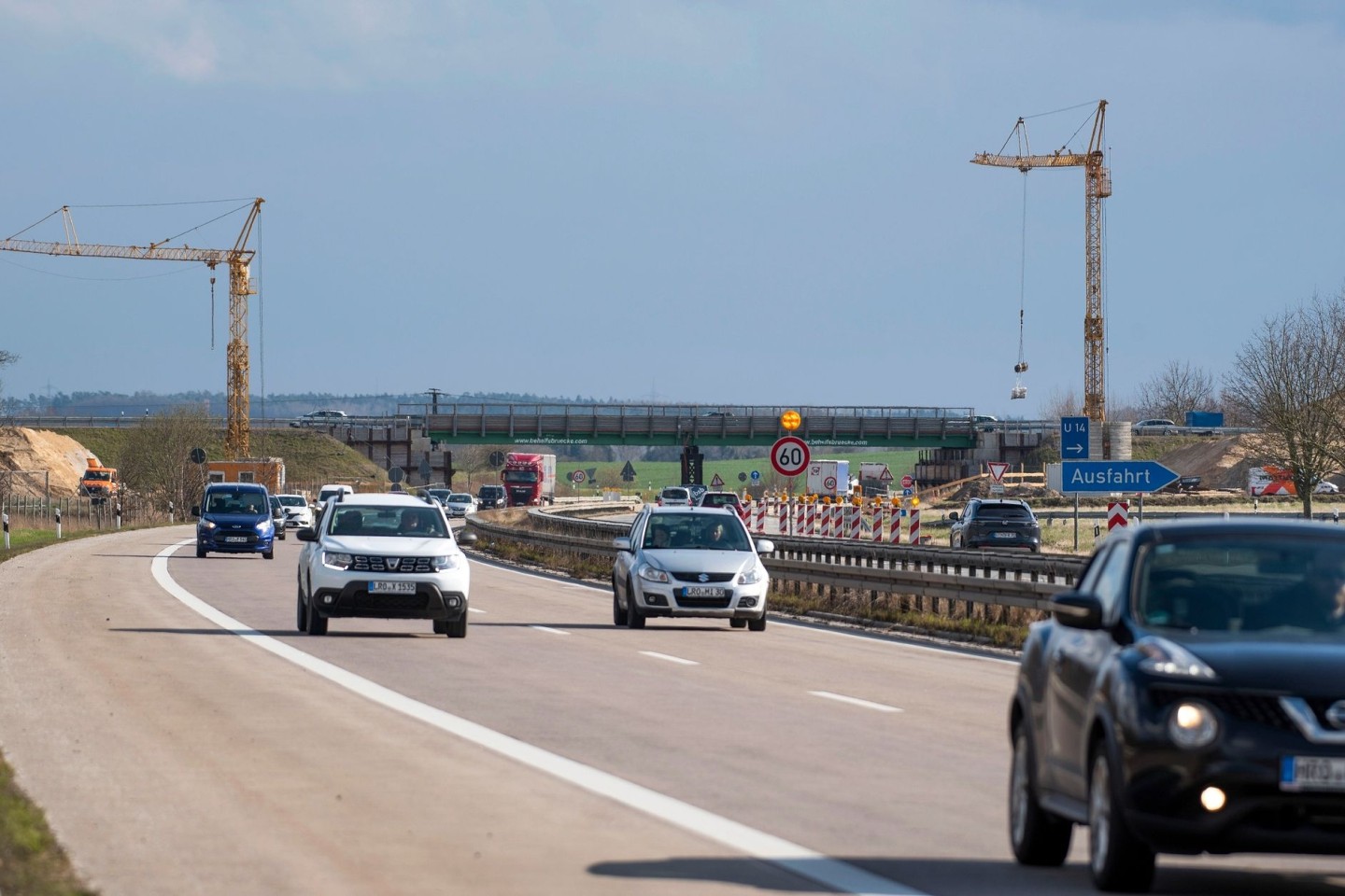 Fahrzeuge fahren auf der Autobahn 19 südlich von Rostock. (Archivbild)