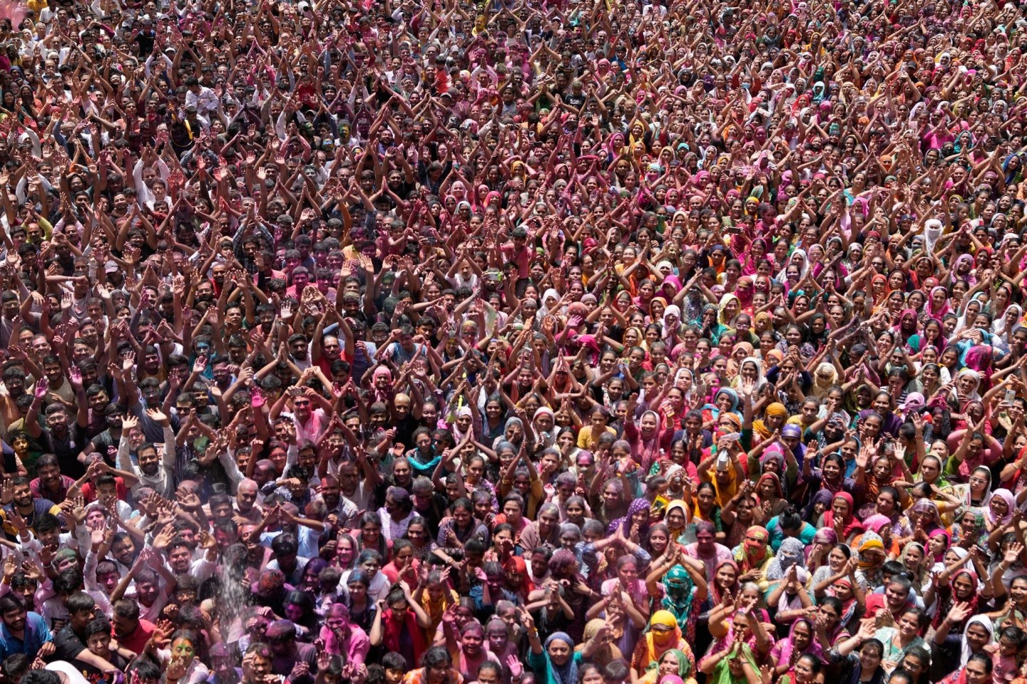 Gläubige jubeln während der Holi-Feierlichkeiten im Kalupur Swaminarayan-Tempel.