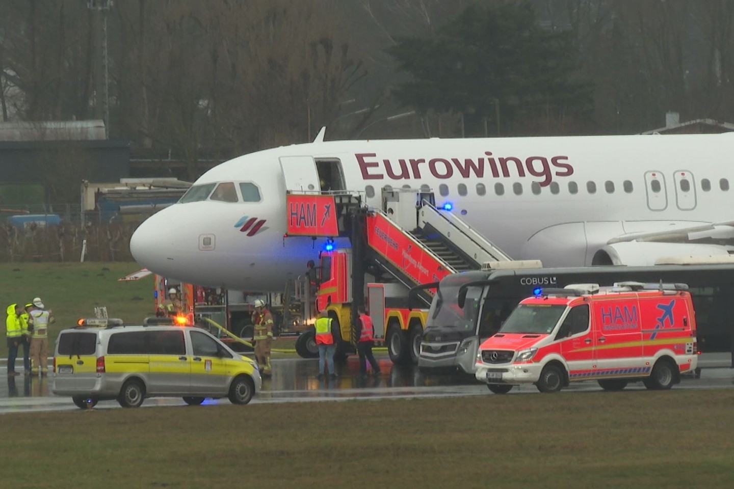 Bei der Landung eines Flugzeugs am Hamburger Flughafen sind nach Polizeiangaben zwei Reifen geplatzt.