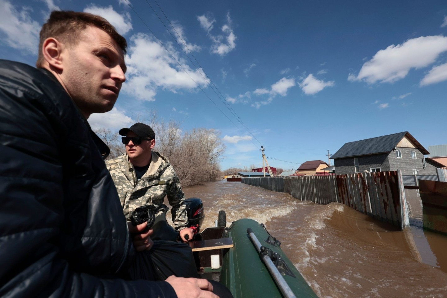 Anwohner fahren in ihrem Schlauchboot, um bei der Evakuierung von Menschen in Orenburg zu helfen.