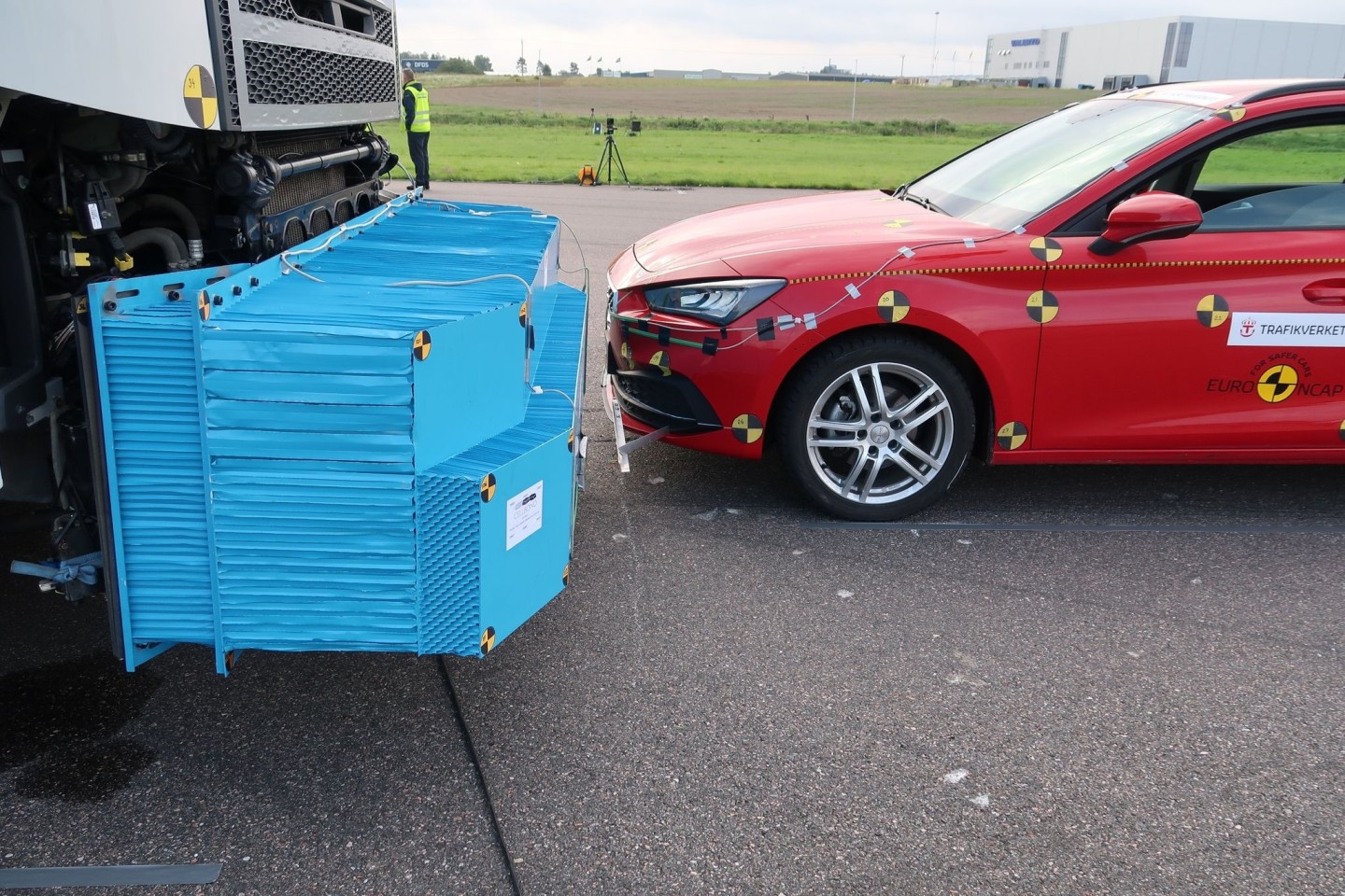 Ein Lkw mit einer aus Aluminiumwaben bestehenden Front, die zu weniger verheerenden Kollisionen führen soll.