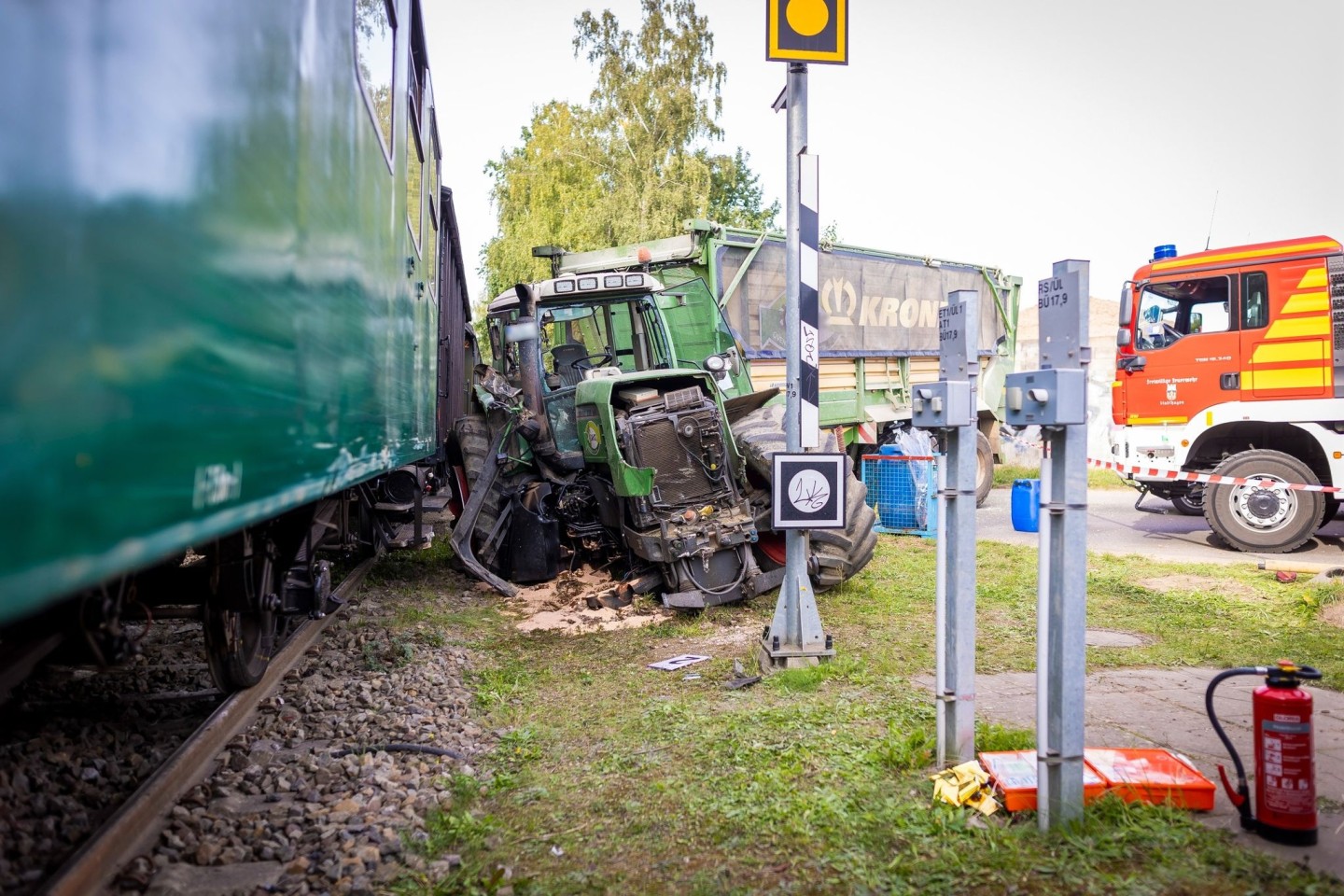 Der Traktor steht nach einem Unfall im Landkreis Schaumburg neben der Museumseisenbahn.