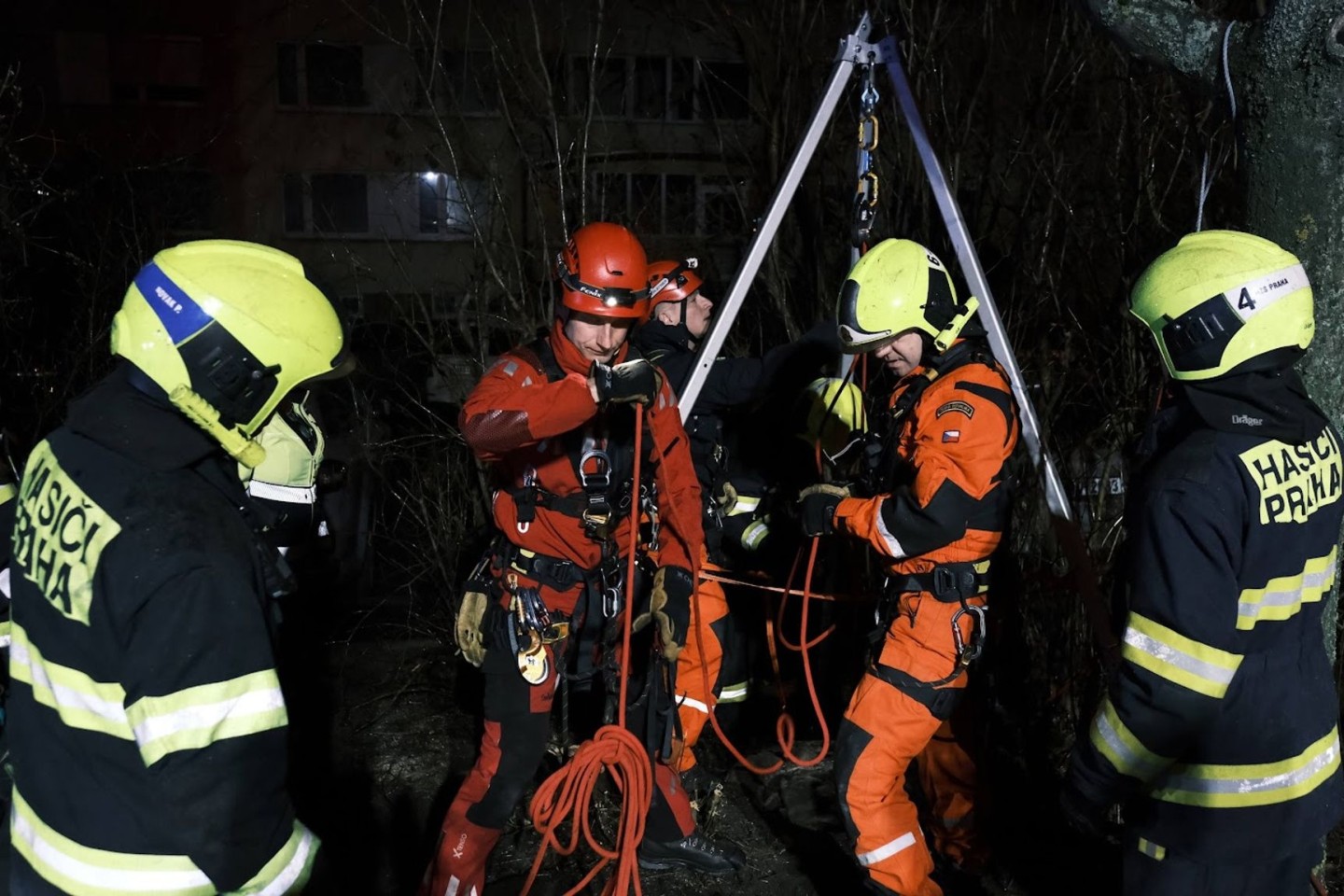 Einsatzkräfte der Feuerwehr sind am Unglücksort im Prager Stadtteil Petrovice im Einsatz.