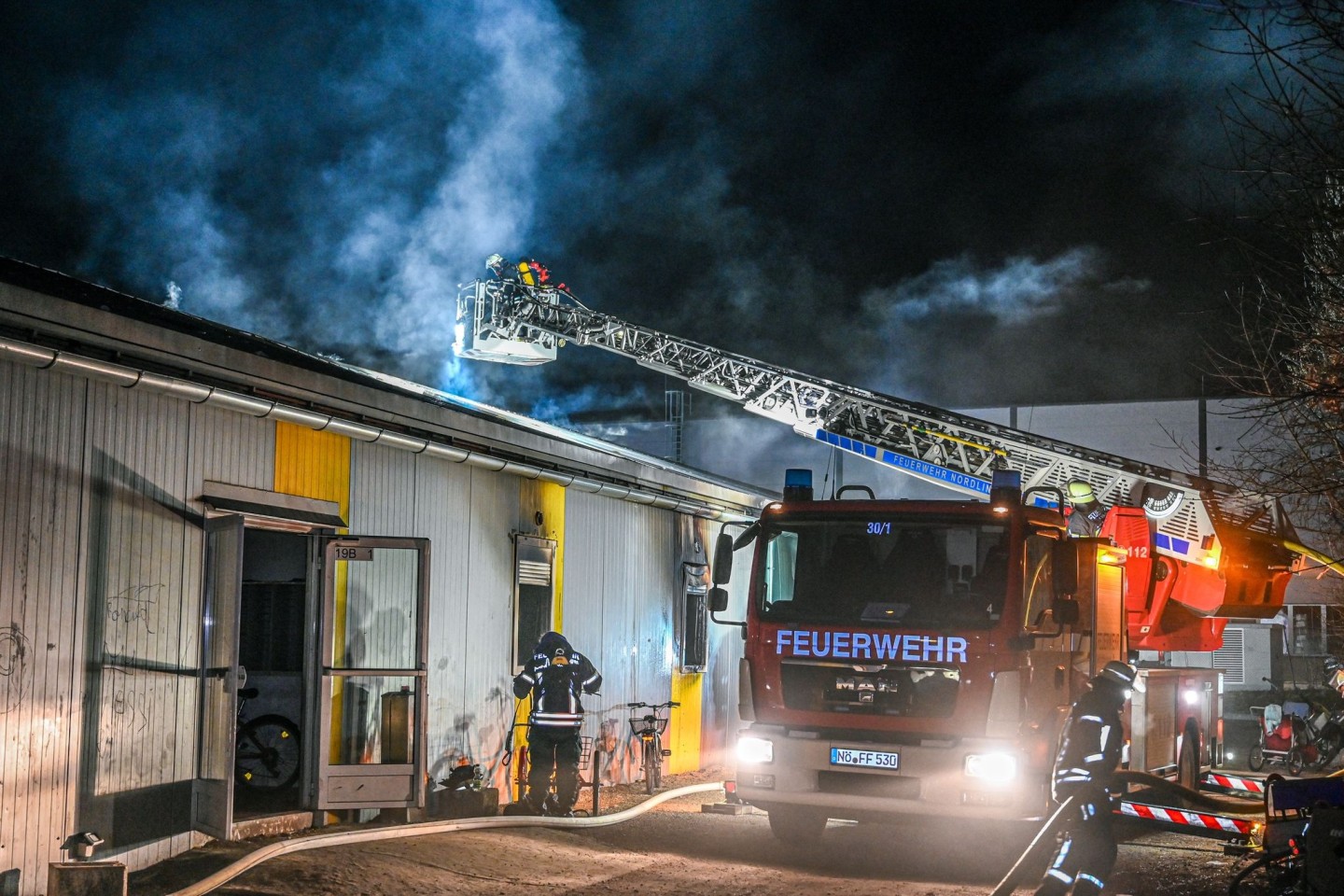 Bei einem Brand in einer Asylunterkunft in Nördlingen ist ein Mensch ums Leben gekommen.