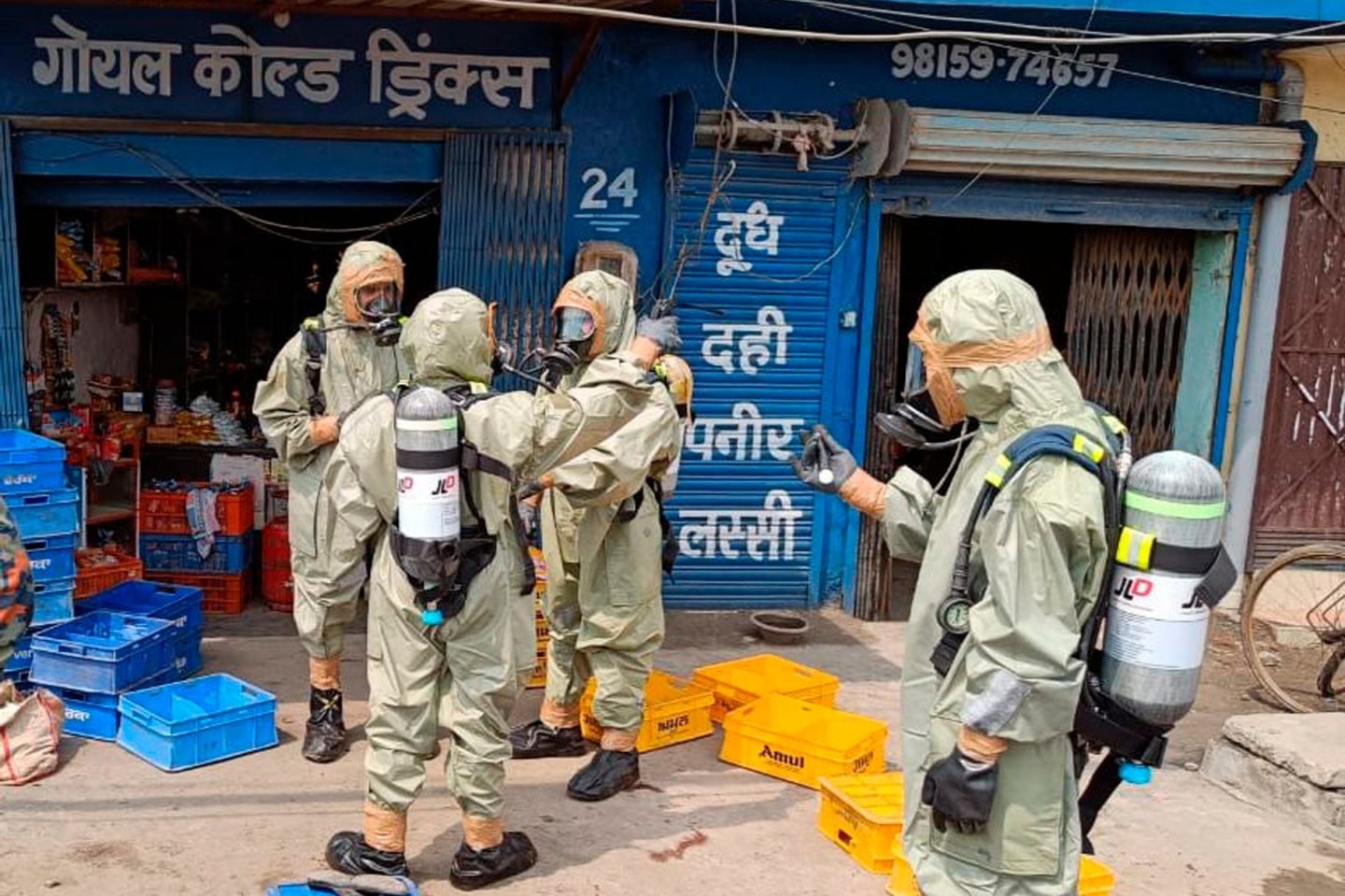 Mitarbeiter der National Disaster Response Force (NDRF) bei der Evakuierung von Menschen nach einem Gasleck in Ludhiana.