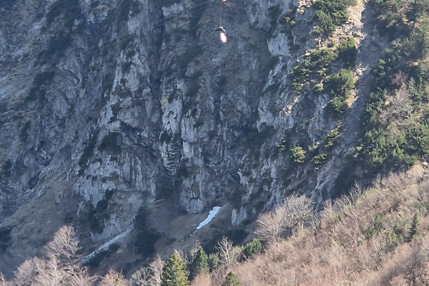 Ein Gleitschirmflieger in den Seilen einer Seilbahn in Oberbayern - er konnte gerettet werden.