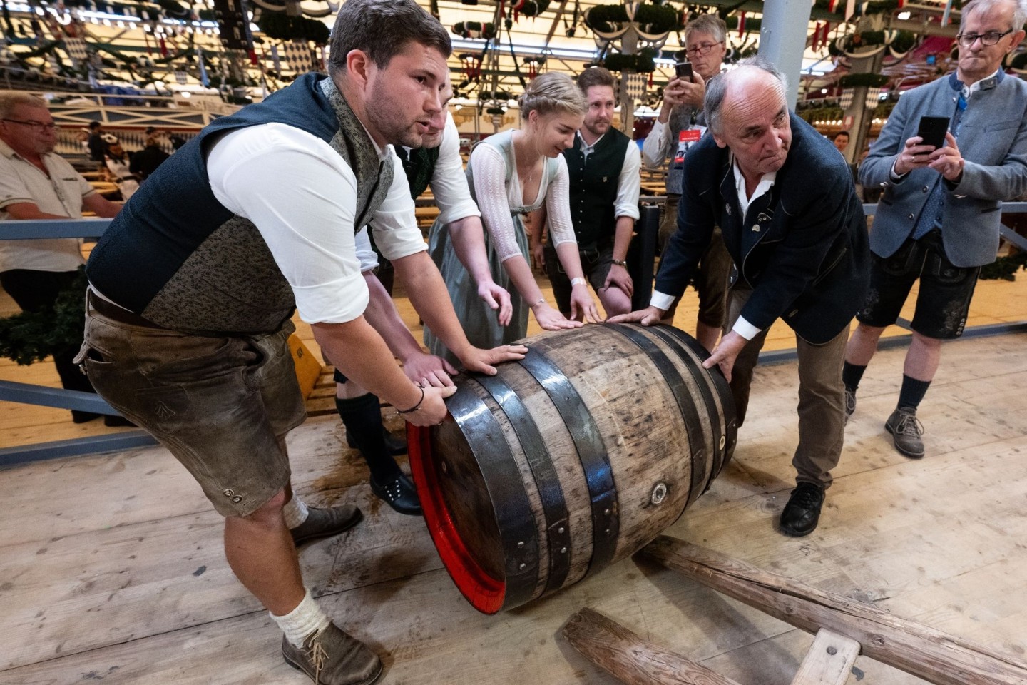 Auftakt zum Oktoberfest. Mitarbeiter bringen das Bierfass für den Anstich in das Festzelt.