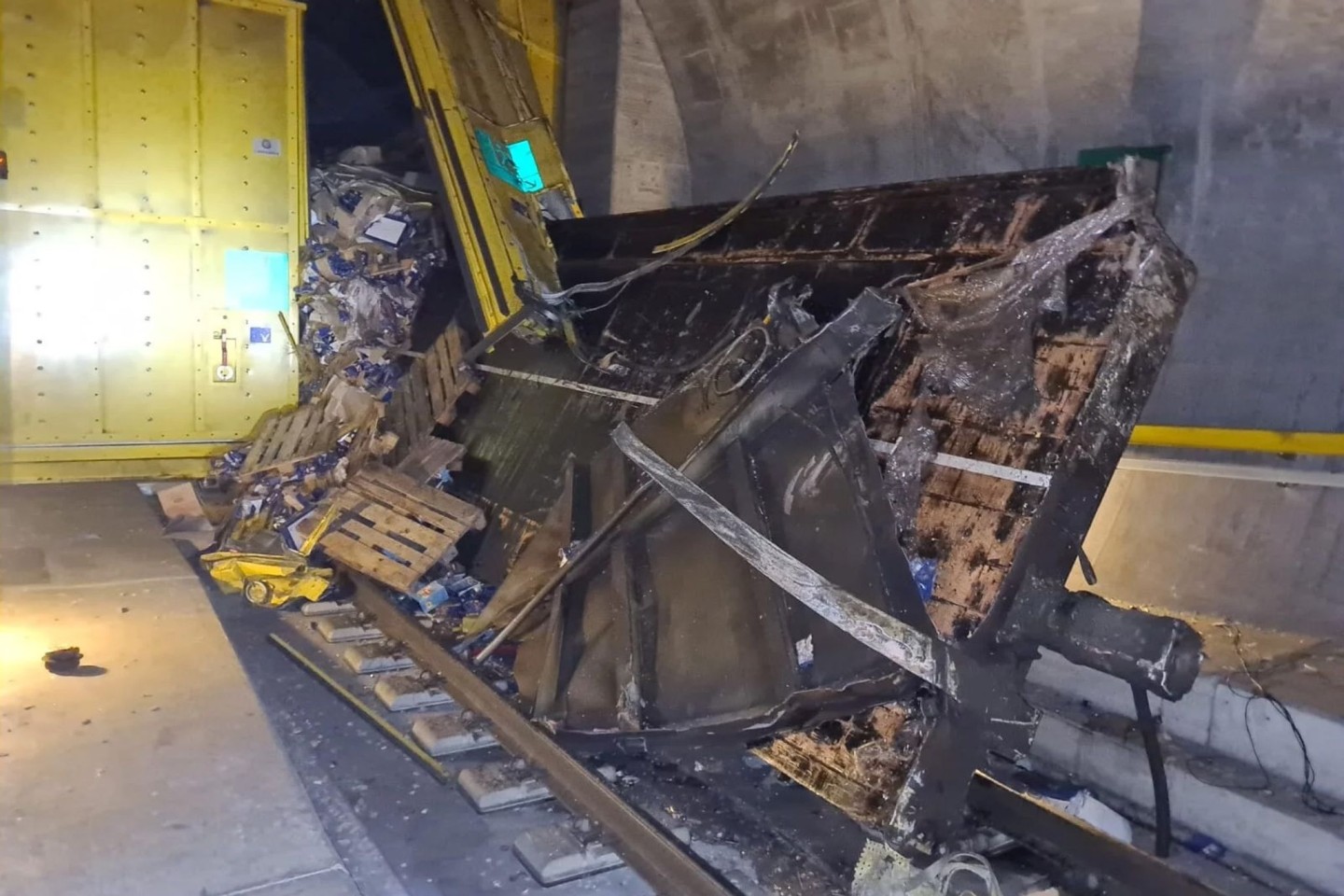 Nach der Entgleisung eines Güterzuges im Schweizer Gotthard-Basistunnel bleibt die Strecke für den Personenverkehr bis mindestens kommenden Mittwoch gesperrt.