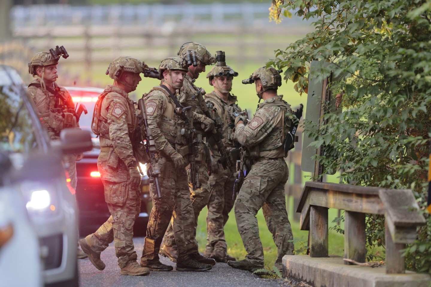 Die Polizei des US-Bundesstaates Pennsylvania durchsucht den Wald und einen Bach in der Gemeinde Pennsbury nach dem entkommenen Häftling.