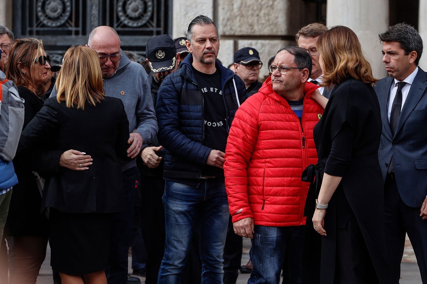 Ein Held mit roter Winterjacke: Hausmeister Julián bemerkte das Feuer in einem Wohnhaus in Valencia frühzeitig und warnte die Bewohner und Bewohnerinnen.
