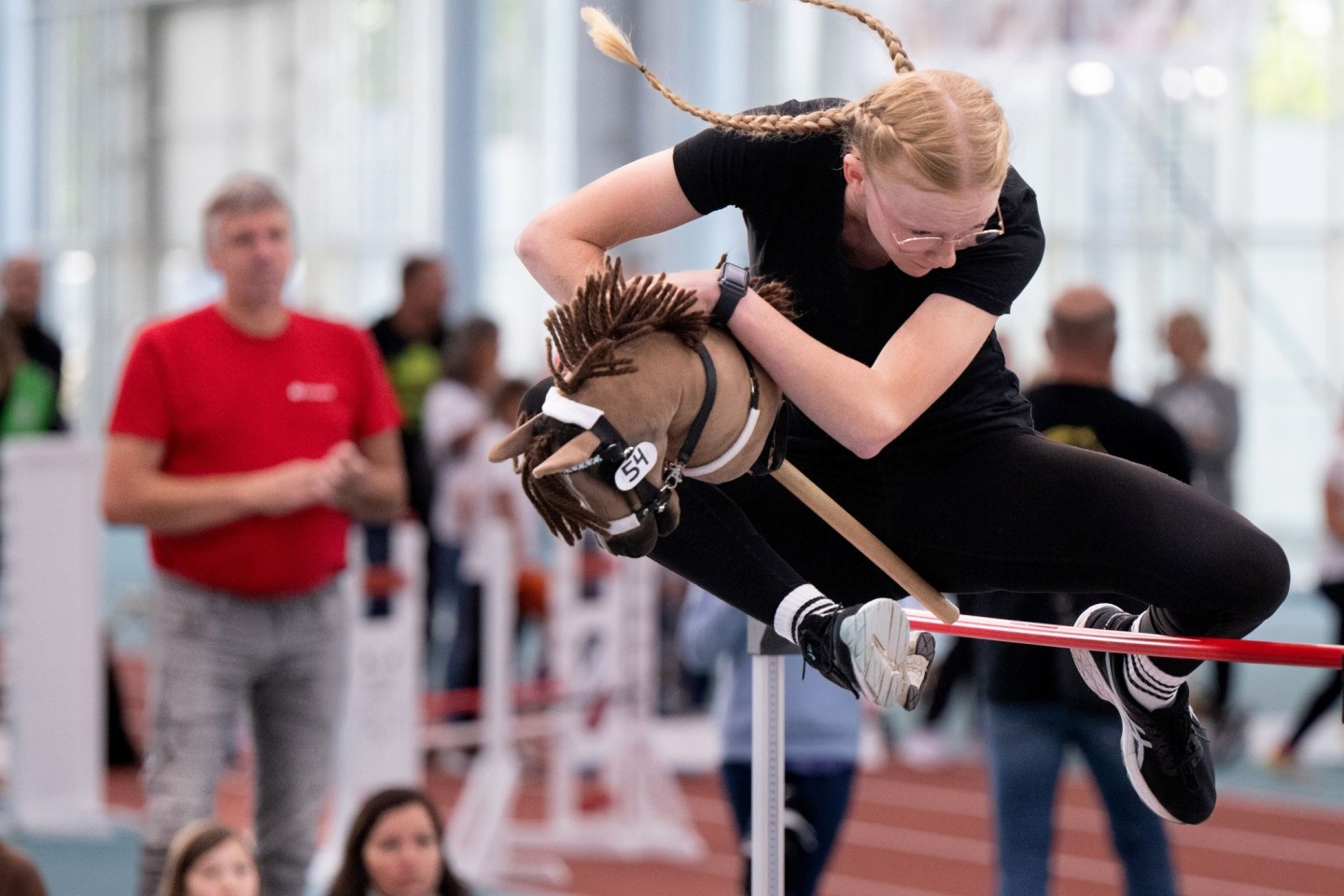 Beim Hobby-Horsing braucht es Ausdauer - die Sportart kommt aus Finnland. (Archivbild)