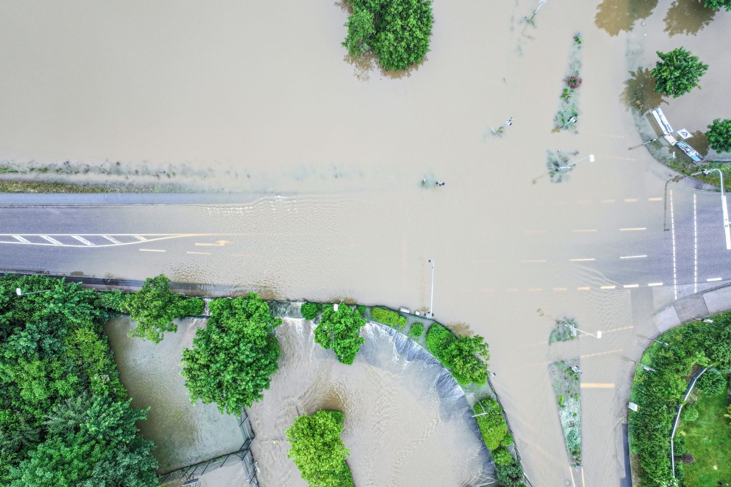 Das Wasser der Ilm ist in Oberbayern über die Ufer getreten.