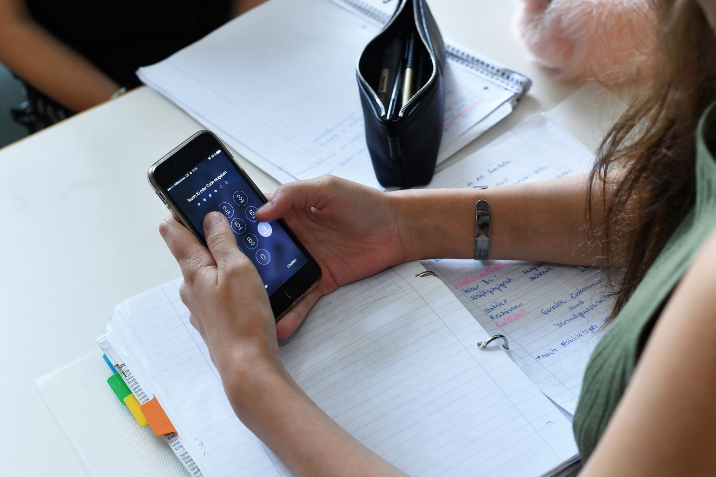 In Italien sind Mobiltelefone im Klassenzimmer vom neuen Schuljahr an generell verboten. (Foto: Archiv)