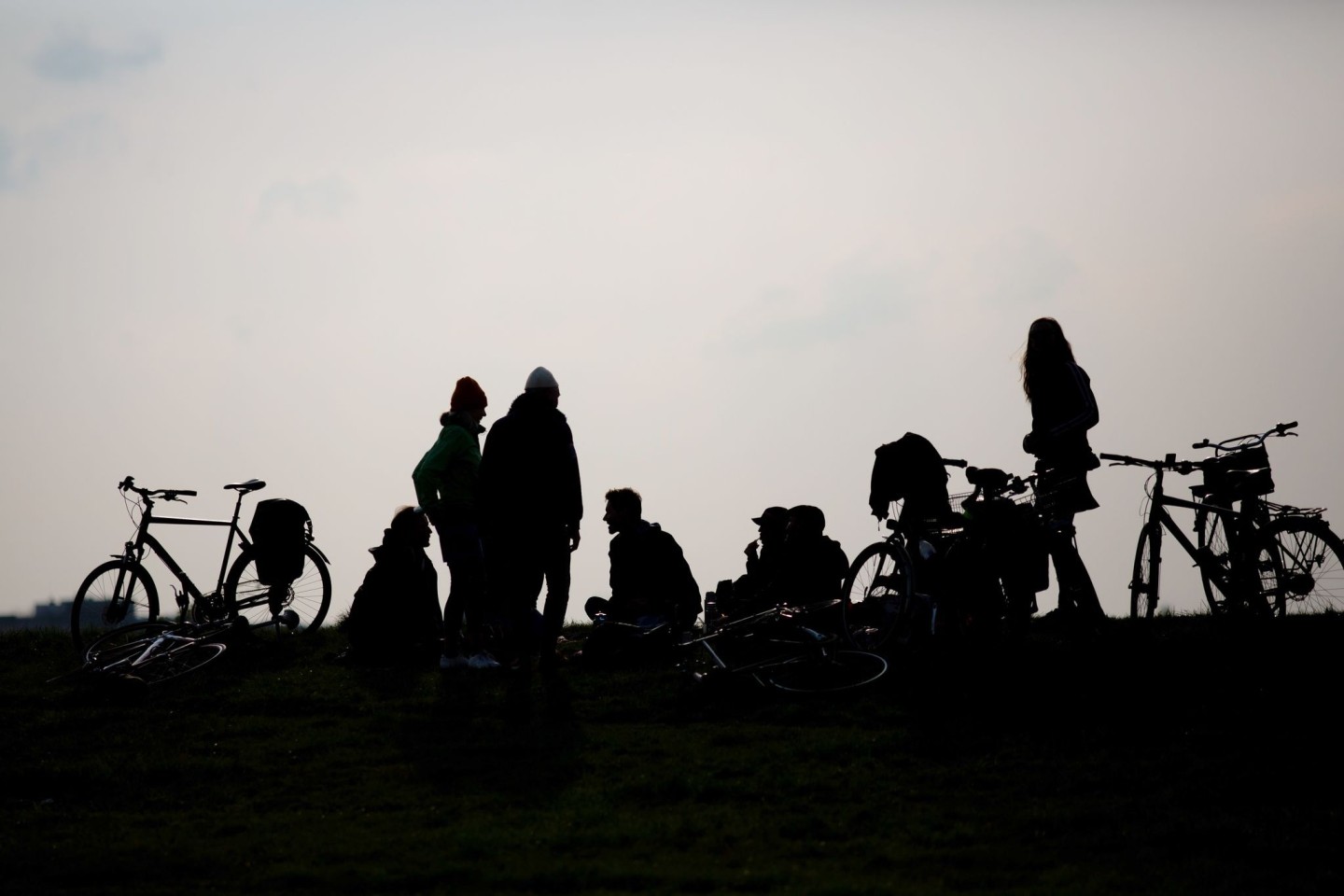 Jugendliche auf dem Tempelhofer Feld in Berlin.