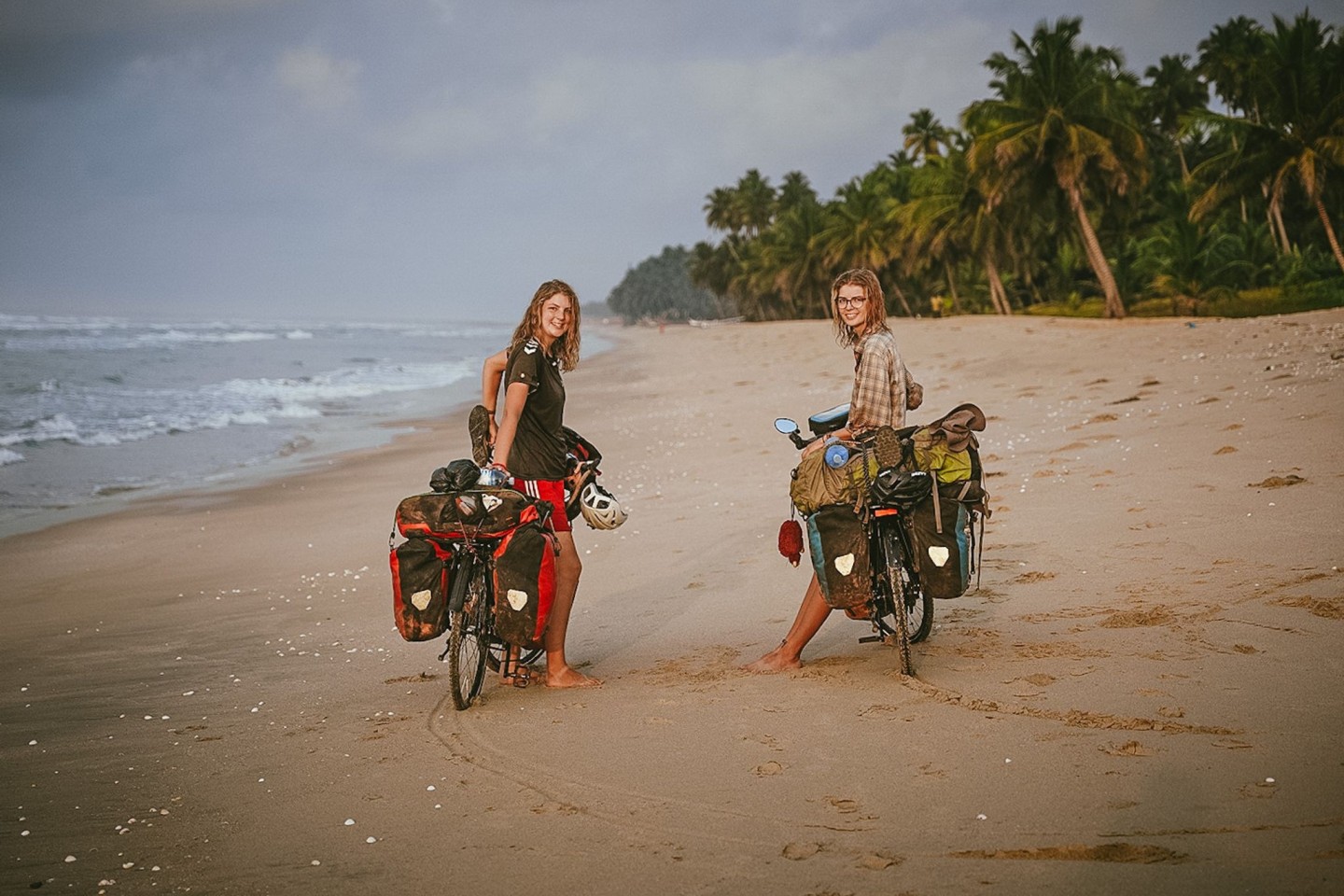 Hannah (links) und Greta Schröder an einem Strand in Ghana.
