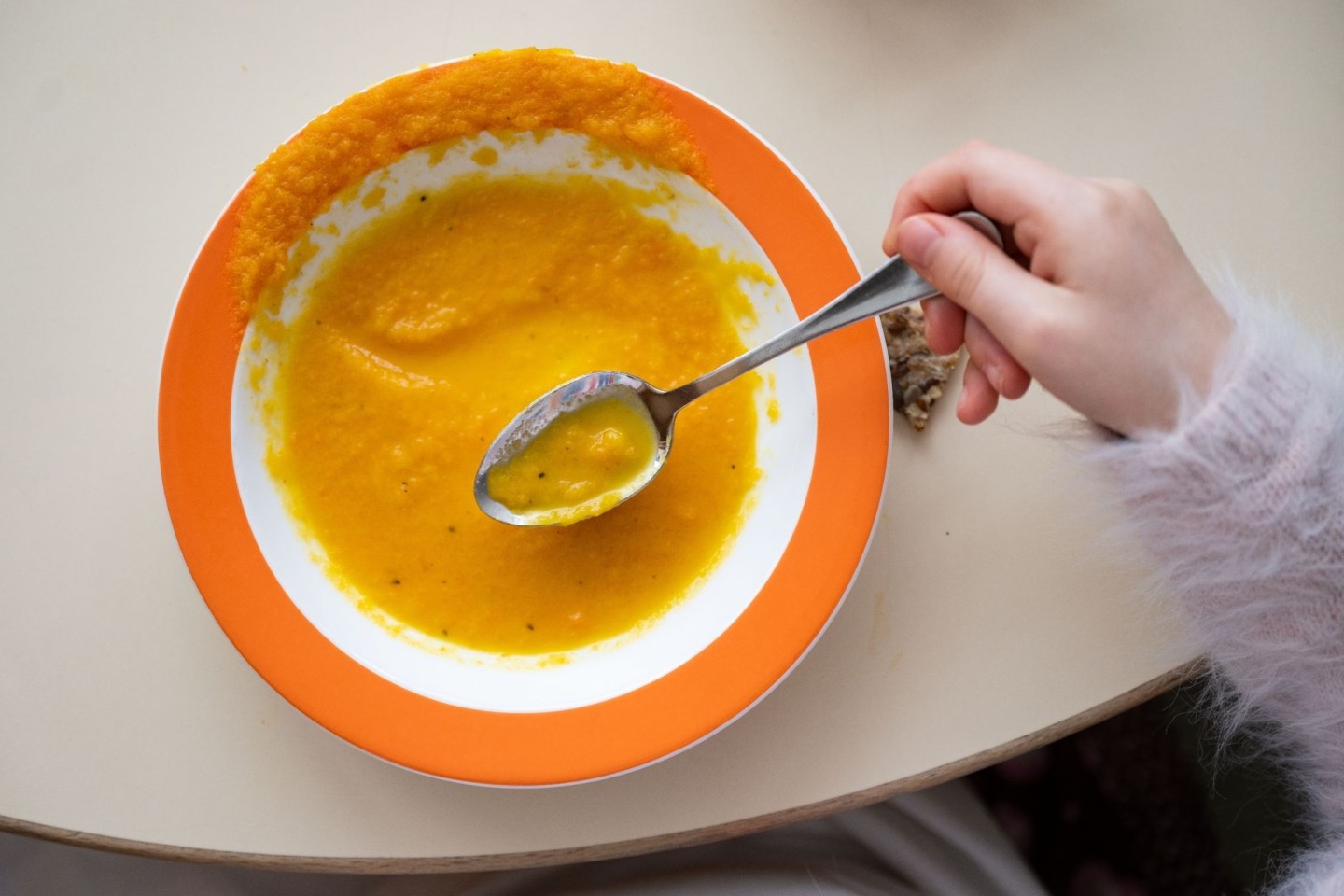 Die Angeklagte soll die Kinder mit Gewalt zum Essen und Schlafengehen genötigt haben. (Symbolbild)