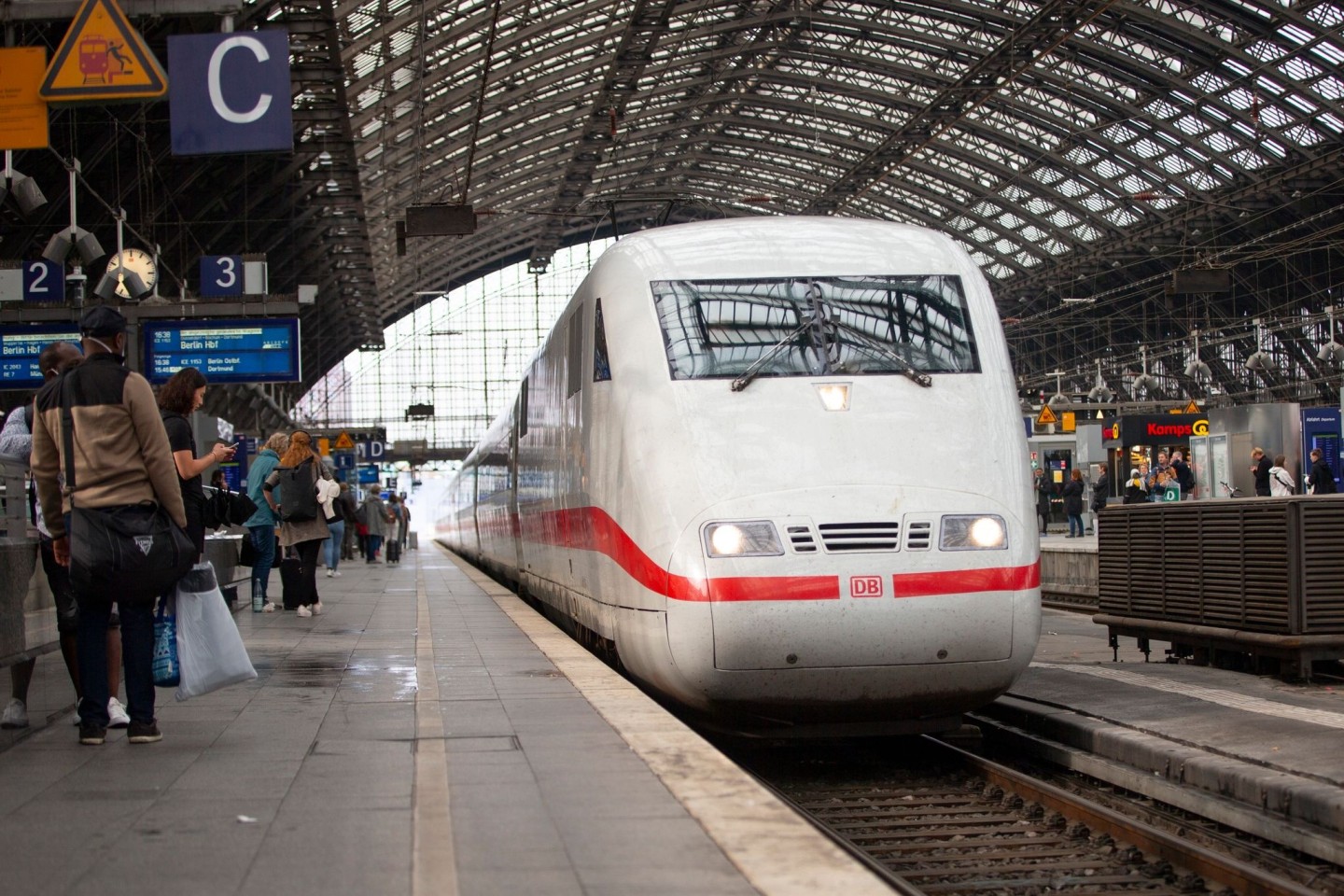 Ein ICE im Kölner Hauptbahnhof.