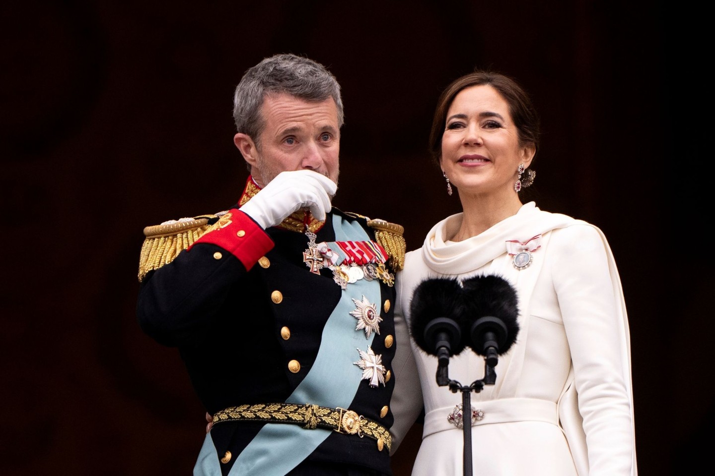 Ein großer emotionaler Moment: König Frederik X. und Königin Mary auf dem Balkon des Schlosses Christiansborg.