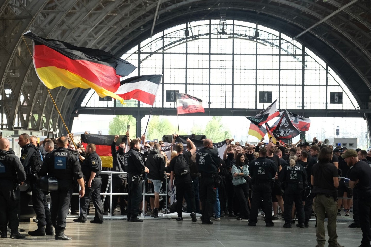 Teilnehmer einer rechtsextreme Demonstration gegen CSD Leipzig