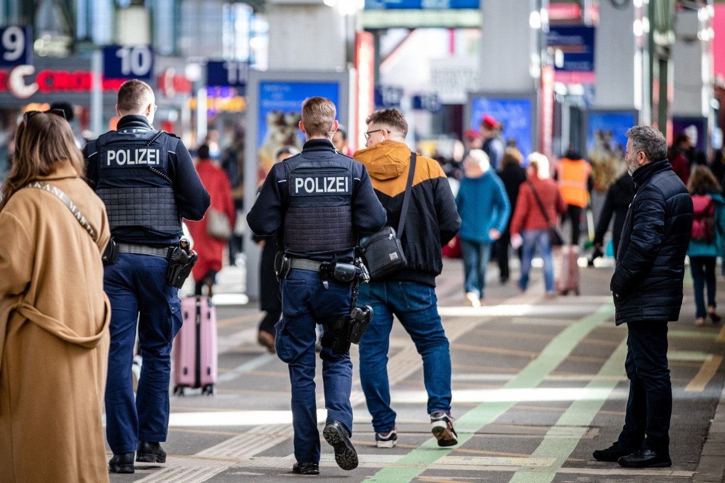 Der Bahnhof der baden-württembergischen Landeshauptstadt wurde von der Polizei komplett gesperrt und evakuiert. Mittlerweile ist der Hauptbahnhof wieder für Fahrgäste zugänglich.