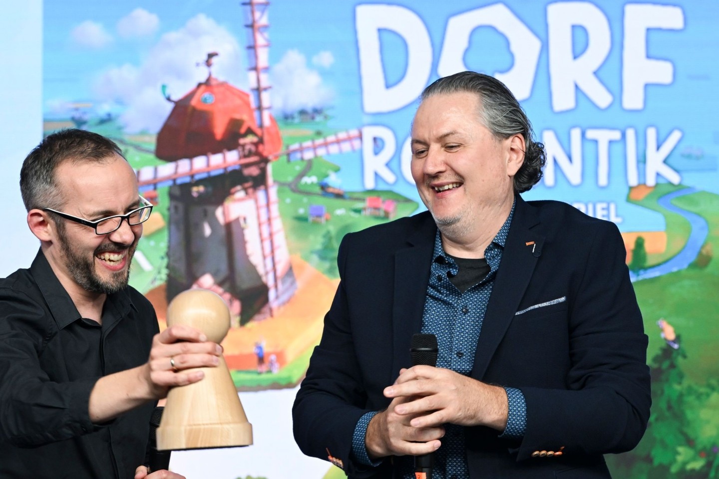 Die Spieleentwickler Lukas Zach und Michael Palm freuen sich über die Wahl ihres Spiels «Dorfromantik: Das Brettspiel» zum «Spiel des Jahres 2023».