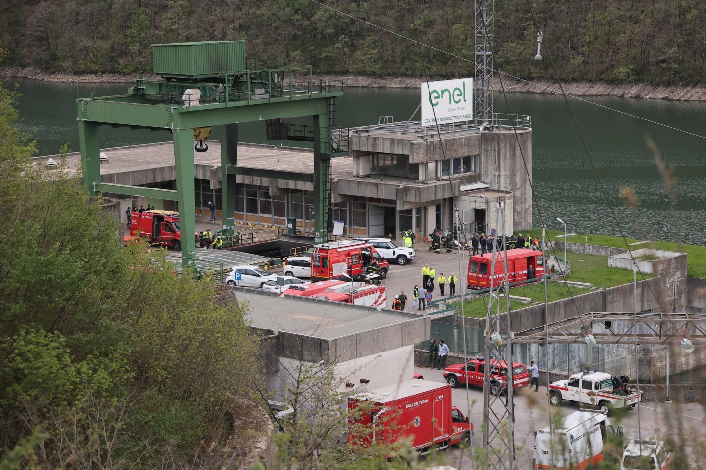 Die Feuerwehr sichert am 9. April den Ort der Explosion an einem Wasserkraftwerk am Stausee von Suviana ab.