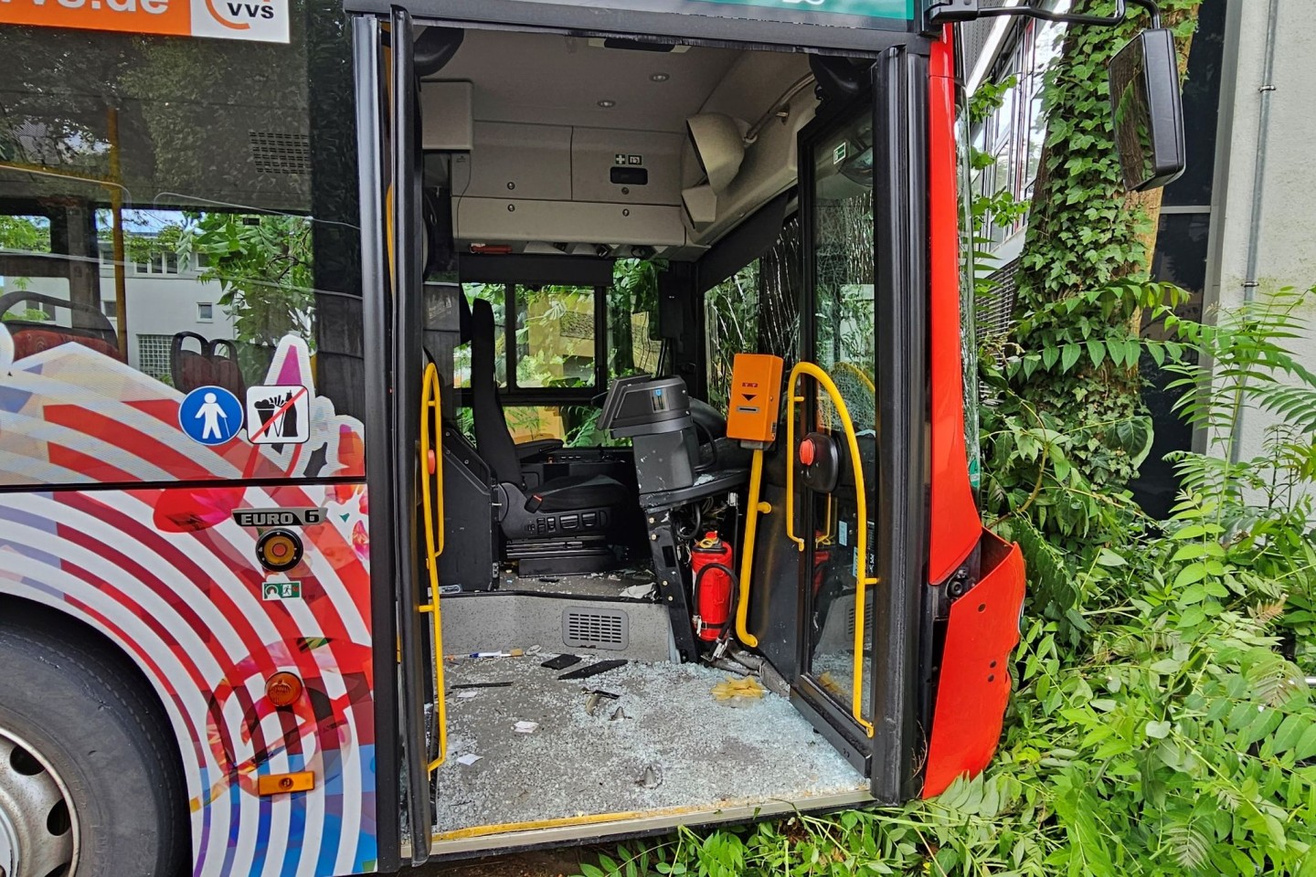 Beim Unfall eines Linienbusses im schwäbischen Nürtingen haben sich mehrere Dutzend Fahrgäste verletzt, einige von ihnen schwer.