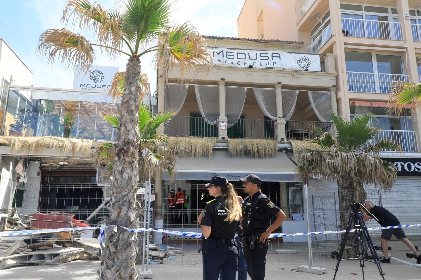 Polizeibeamte vor dem Gebäude des Medusa Beach Club auf Mallorca nach dem Einsturz.