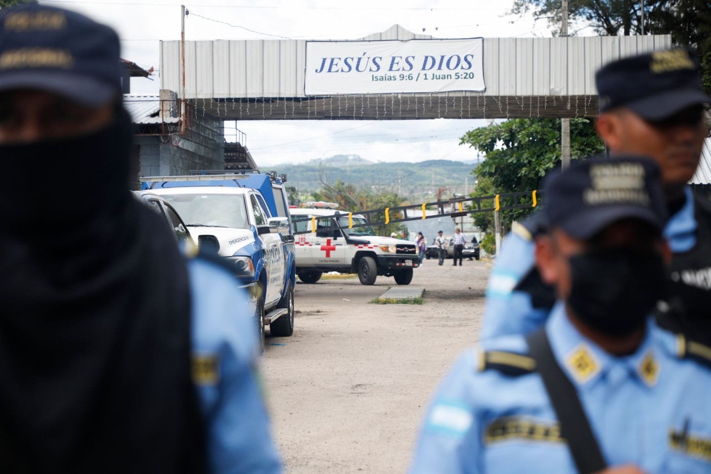 Ein Krankenwagen steht am Eingang des Frauengefängnisses in Tamara am Stadtrand von Tegucigalpa.