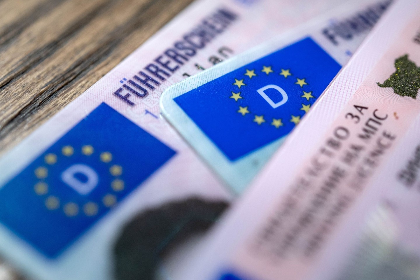 Das EU-Parlament stimmt über Vorschläge zu neuen EU-Führerscheinregeln ab.